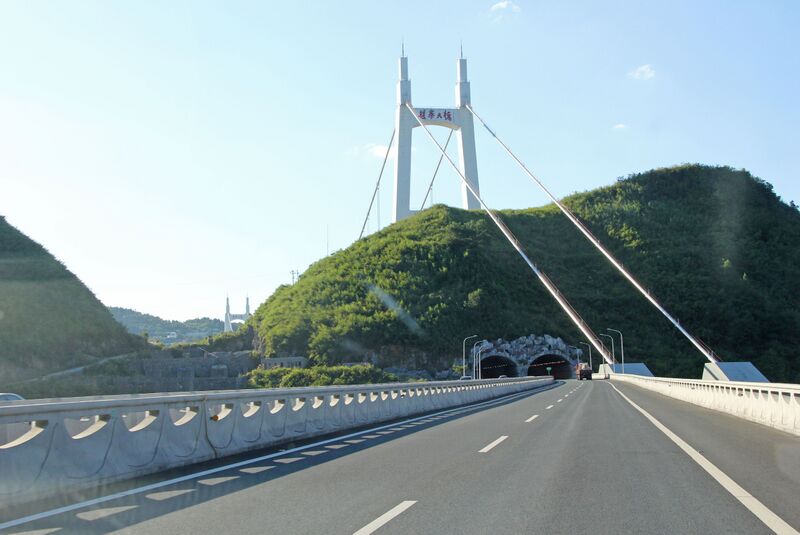File:AizhaiTunnel&Cables.jpg