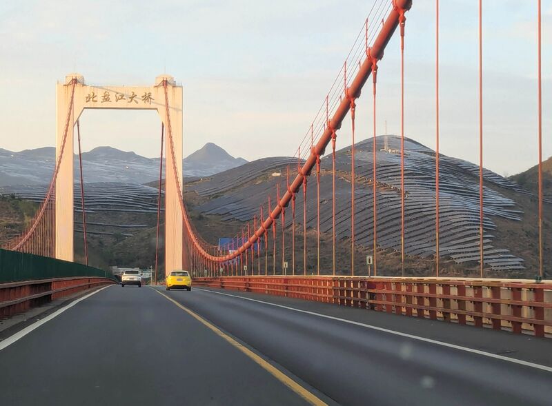File:Beipanjiang Bridge HukunSolarPanels2.jpg