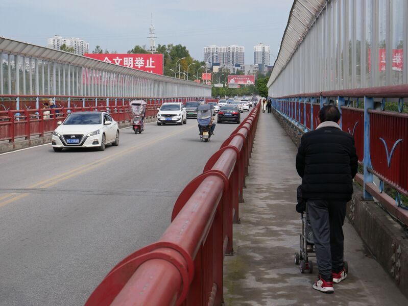 File:MijiashanRailing.JPG