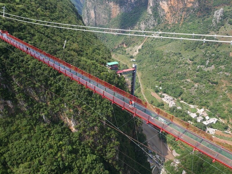 File:NizhuheGondolaFootbridgeElevator3.JPG