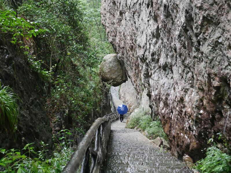 File:YaxiakuGlassFootbridgeBoulderWedge2.JPG