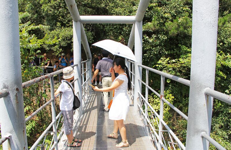File:ZhangjiajieParkFootbridgeDeckEnd.jpg