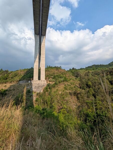 File:ChangshanheTreeSlopeBlueSky.jpg