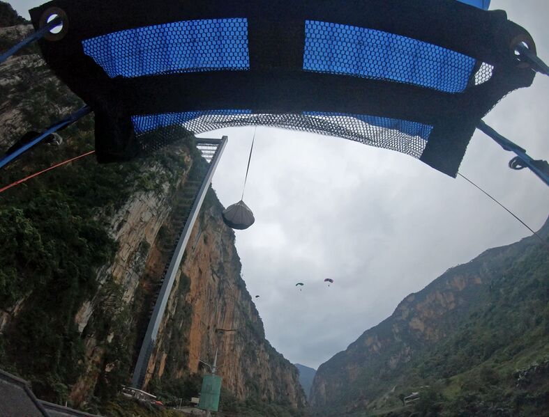 File:NizhuheElevatorChuteJumpers.jpg