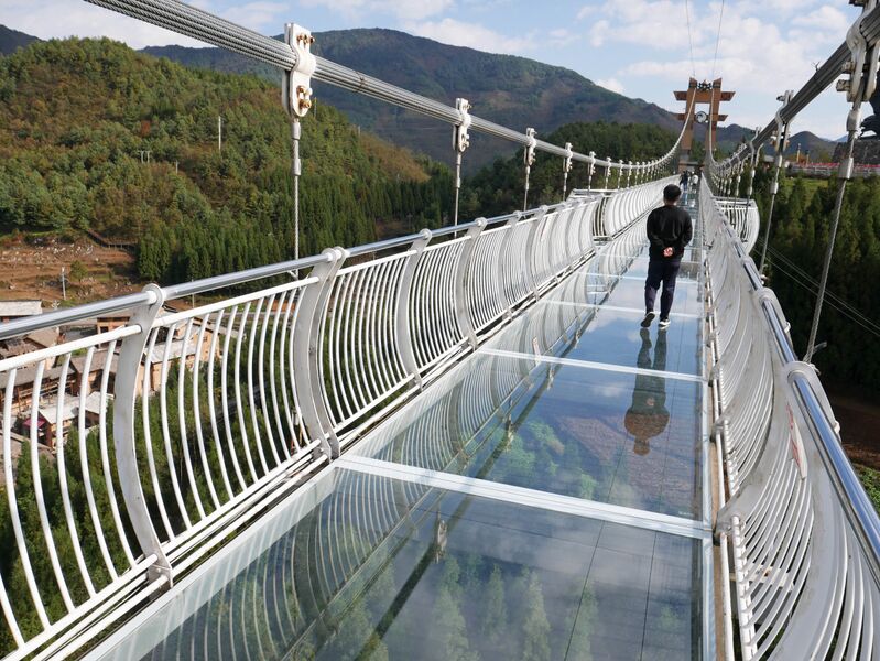 File:YeyuhaiGlassWalkder.JPG