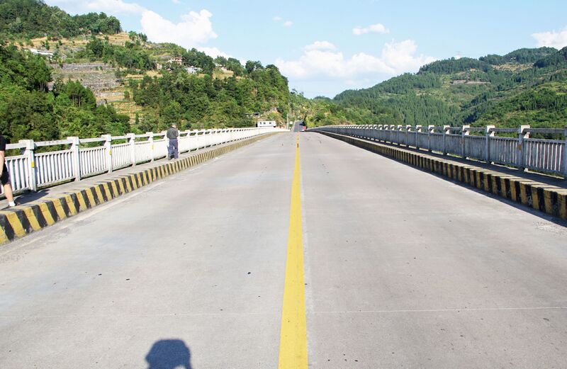 File:YushanMountainBridgeDeck.jpg