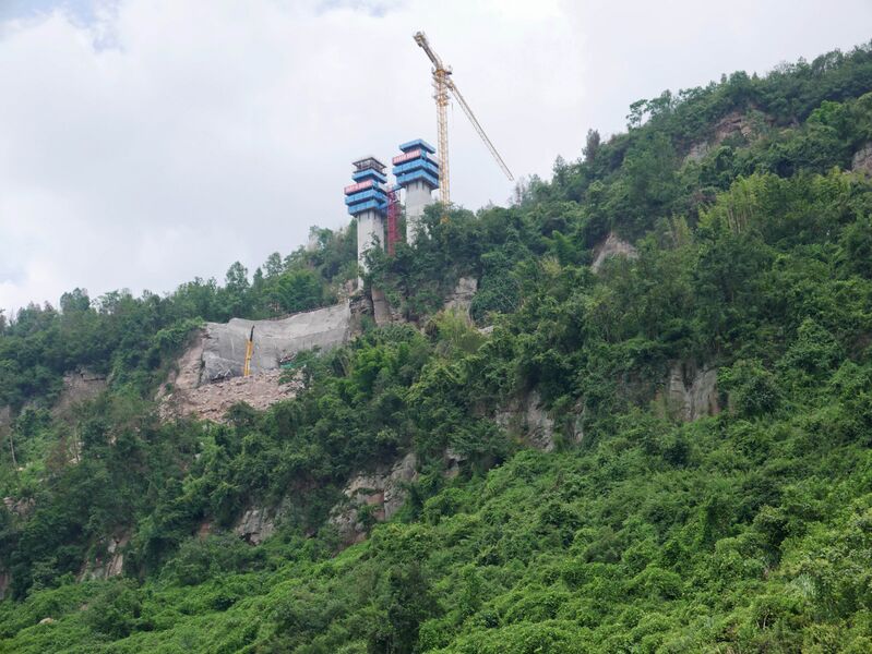 File:FenglaiSlopeCrane.JPG