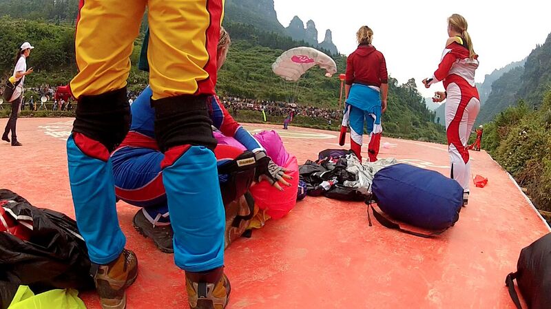 File:128WomenJumpersByBenji.jpg