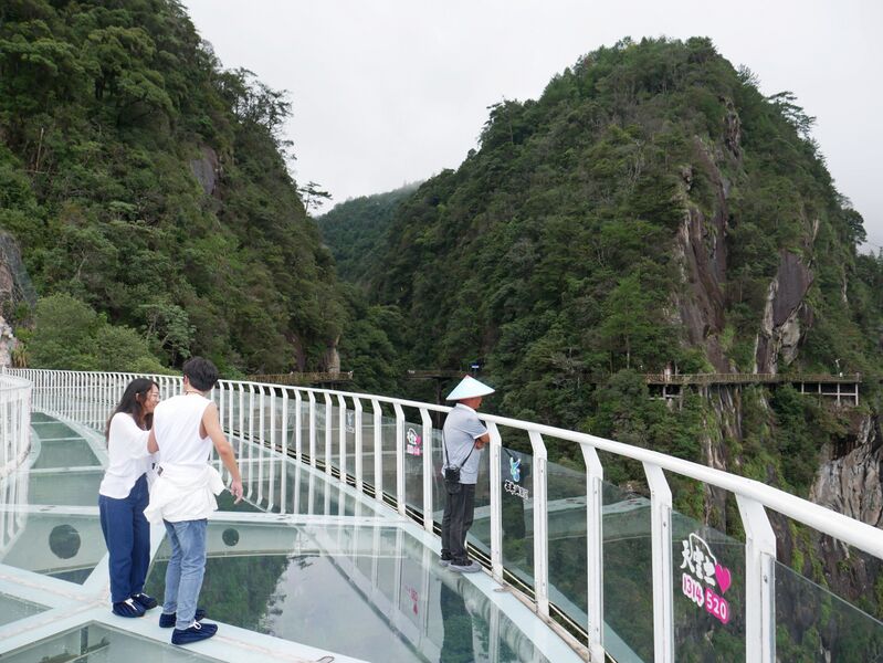 File:Shiniushan GlassChinaHat.JPG