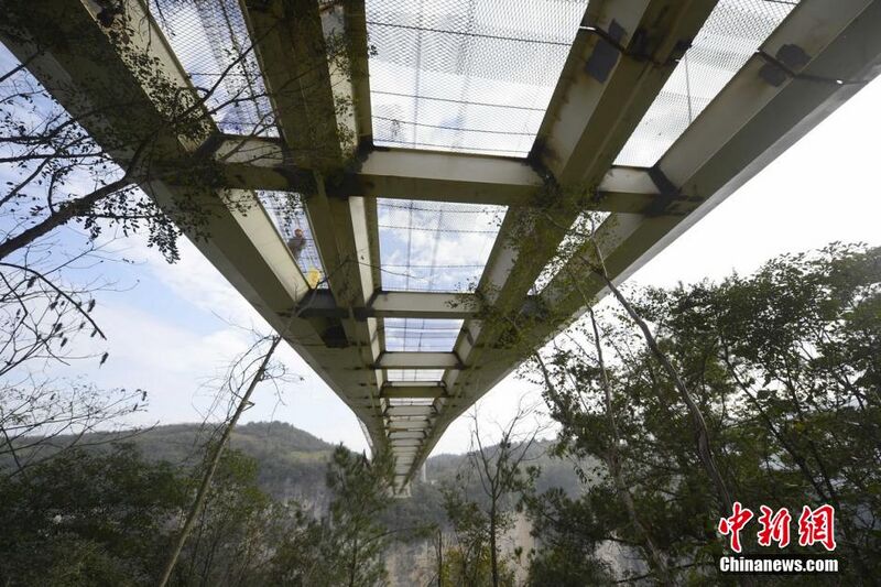 File:ZhangjiajieGlassPanels.jpg