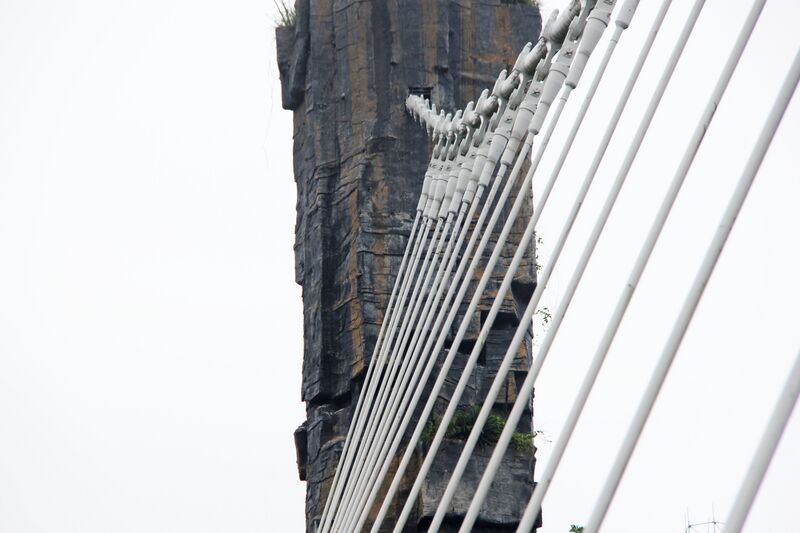 File:ZhangjiajieLonglensSuspenders.JPG