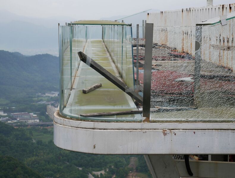 File:Lianghuangshan GlassCracks.JPG