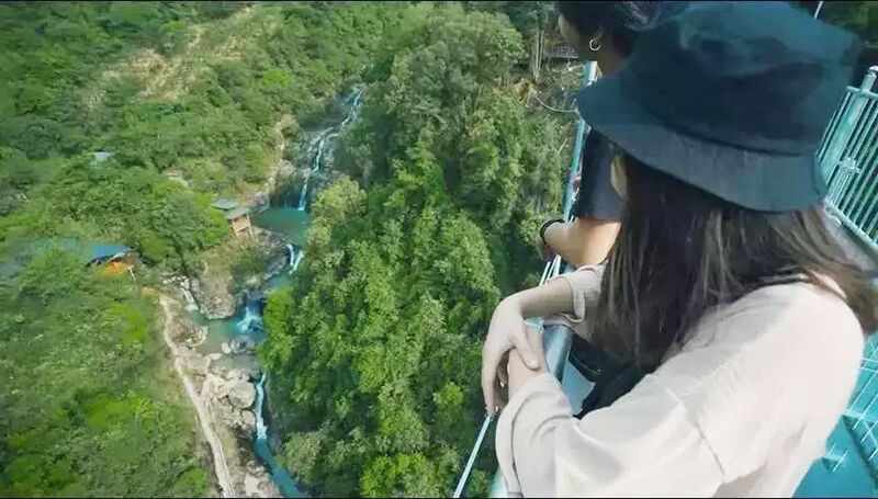 File:Xiangyun GlassWaterfalls3.jpeg