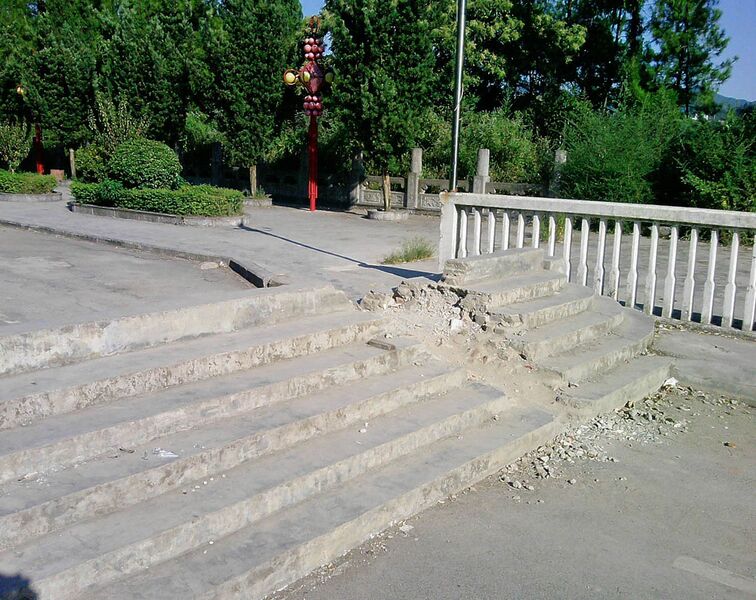 File:YanjinheArchBarrier.jpg