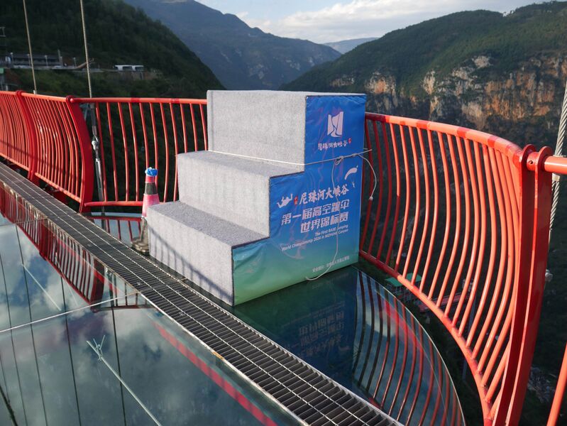 File:NizhuheJumpStairs.JPG