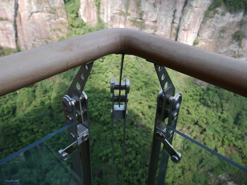 File:ShijiufengJingquiScenicAreaPlatformRailing.JPG