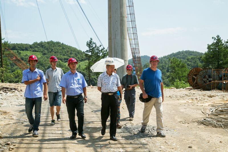 File:ZhangjiajieGroupWalk.jpg