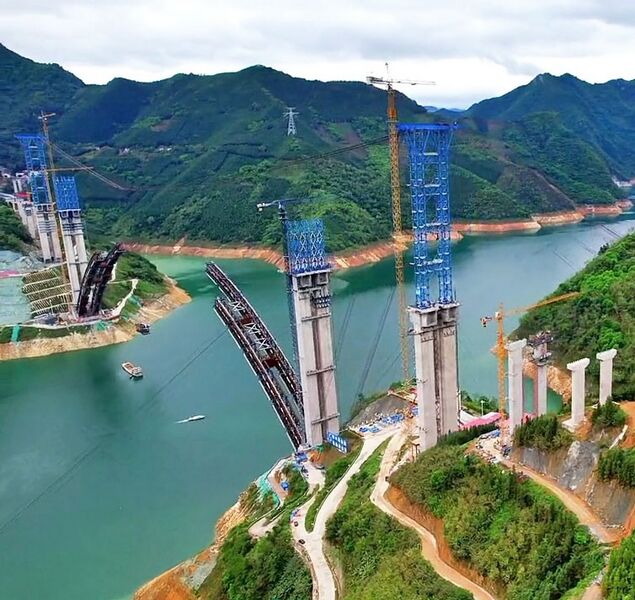 File:Tian'e longtanHighlineArchLake.jpg