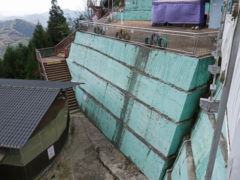 File:Liupanshui MeihuashanGreenWall.JPG