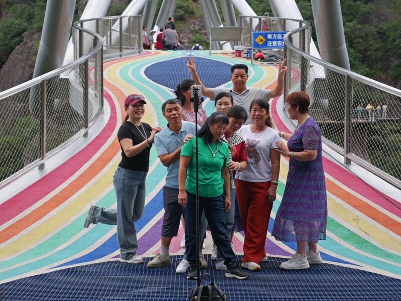 File:WolongFootbridge18.JPG