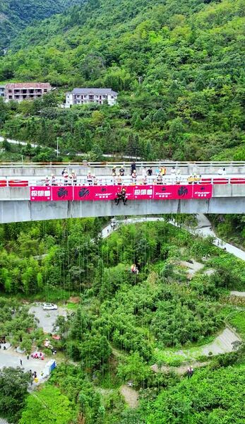 File:ShanwangdianRopeClimbers5.jpg