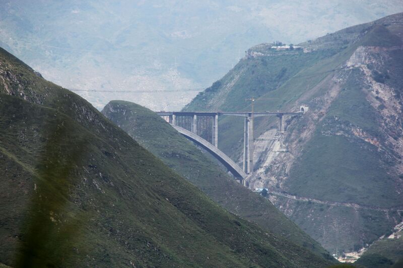 File:BeipanjiangQinglongFarLonglens.jpg