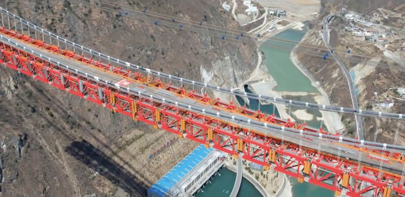File:Daduhe railway bridge ChuanzangTrussRedCompleted.jpg