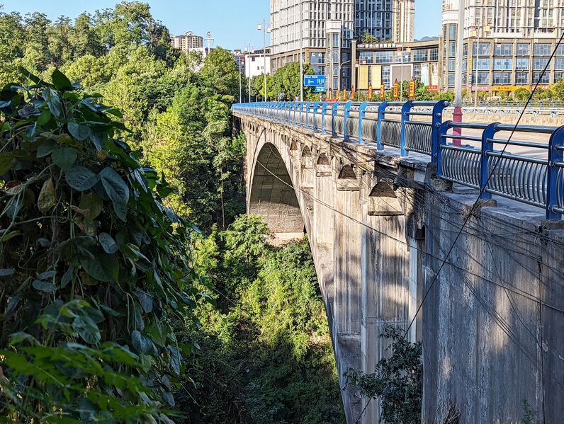 File:ZhengzhouSideLonglens.jpg