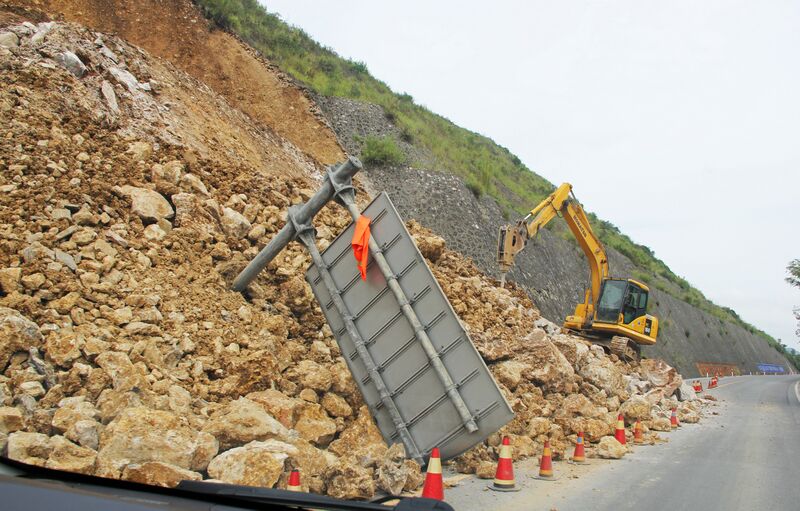 File:BalingheRailwayAreaLandslide.jpg