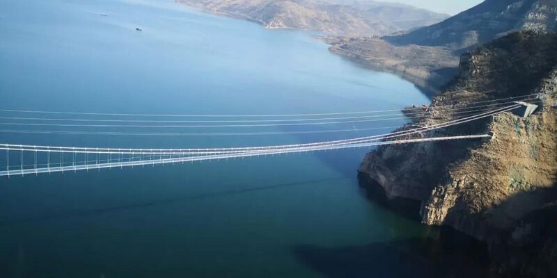 File:Huanghe Sanxia Glass FootbridgeFengshiRiver.jpg