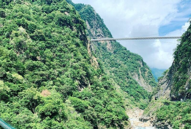 File:Shanyue FootbridgeGorge.jpg