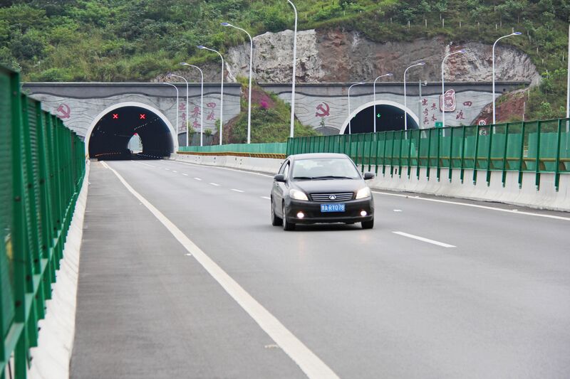 File:TuchengTunnelsClose.jpg