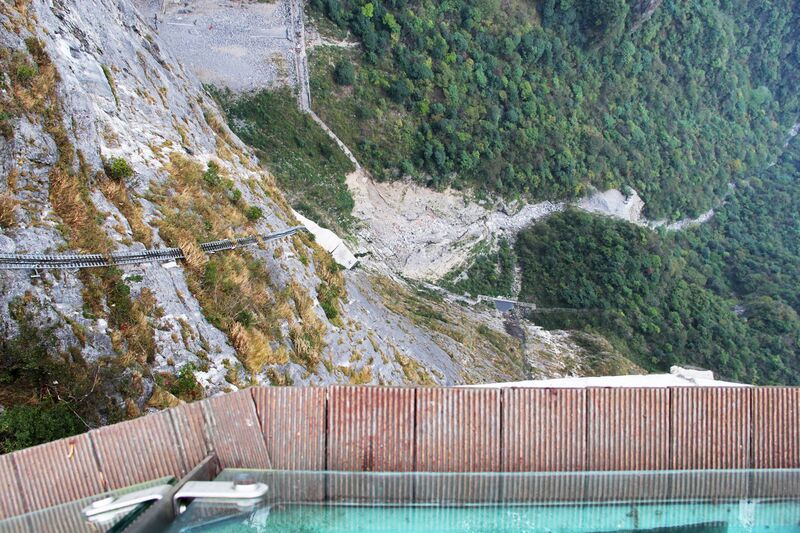File:47TianmenshanLadderSideByEric.jpg