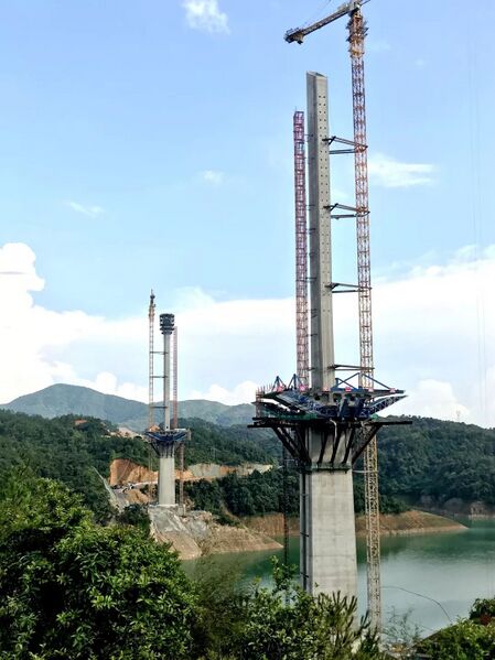 File:FengshubaTowers146.5and140.5metersTall.jpeg
