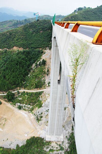 File:TongzihePiers&ValleyView.jpg