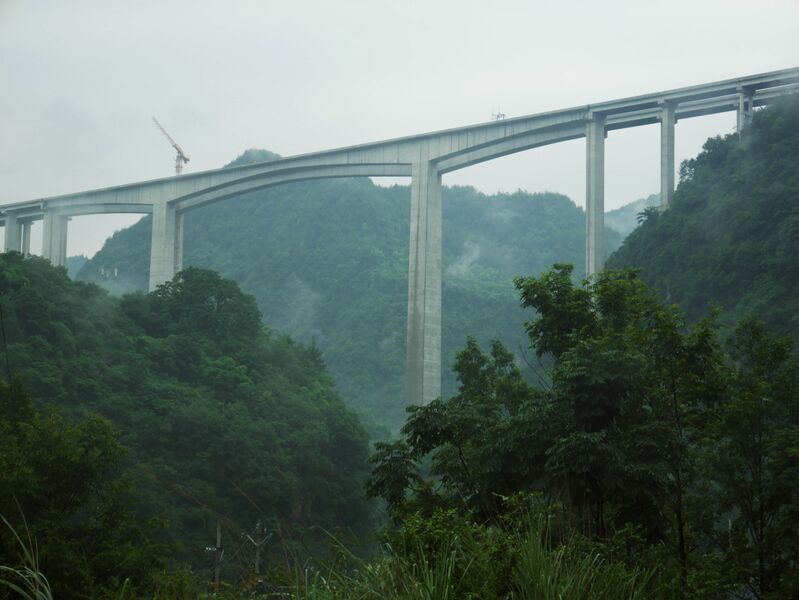 File:Shuanghekou Bridge WuyunkaiFog.JPG