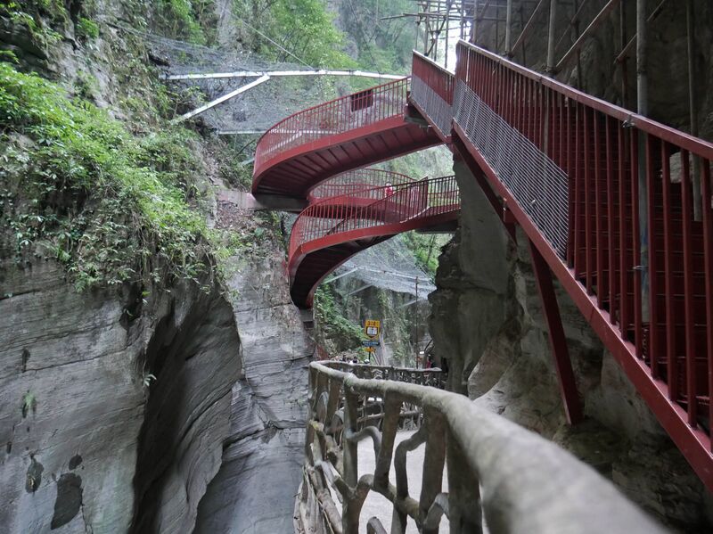 File:YunzhiduanCliffwalkSpiralStairs.JPG
