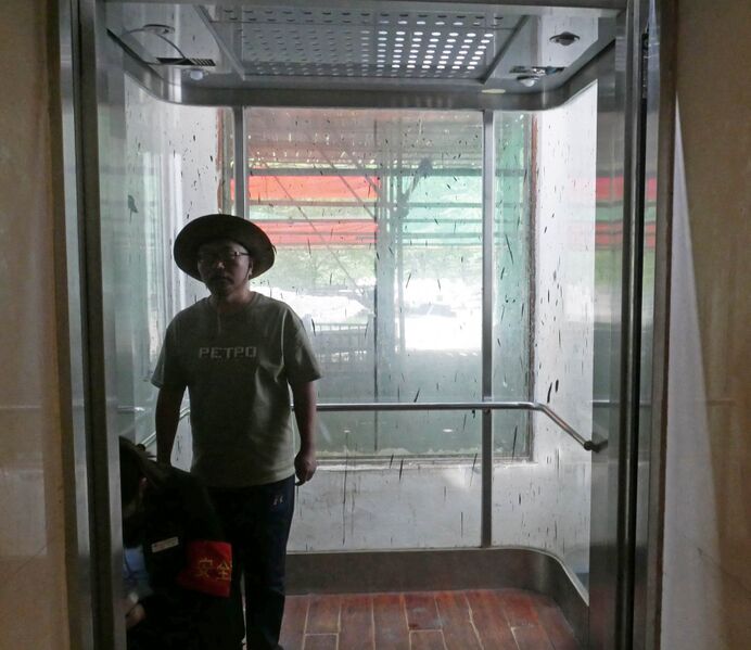 File:Baligou ScenicElevatorSmallEntry.JPG