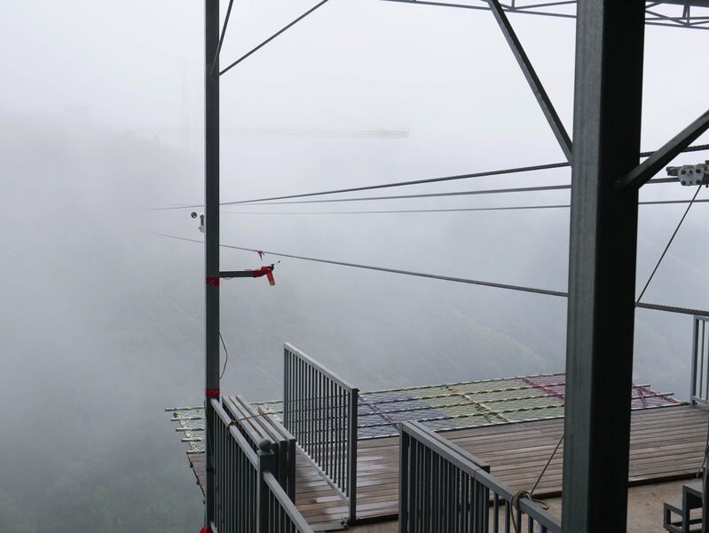 File:LingjiangyuanZiplineMist.JPG