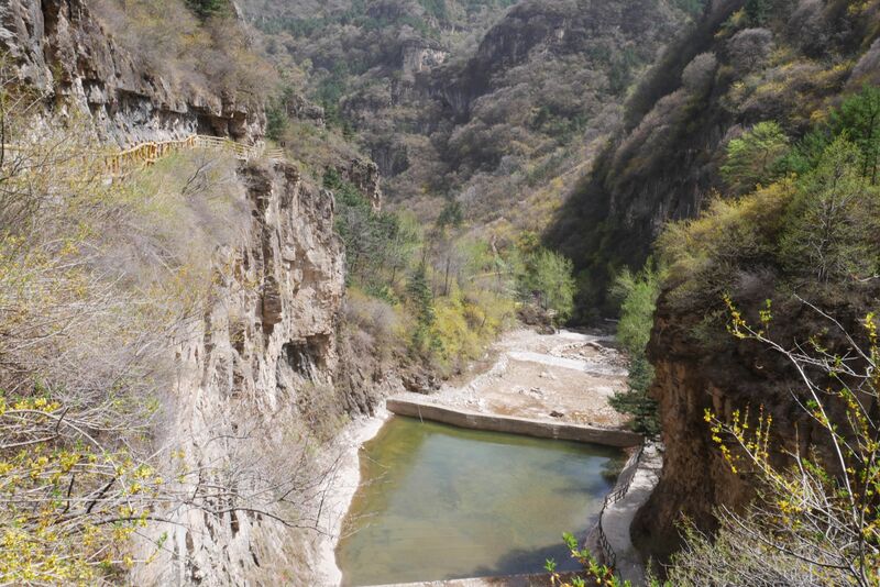 File:TianjishanFootbridgeCanyonDam.JPG