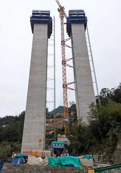 File:Jiuwantang InterchangePiersSky.jpg