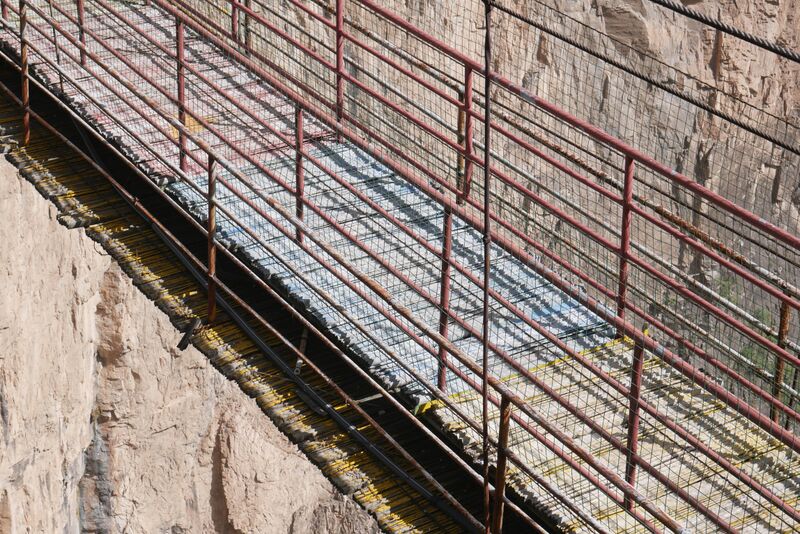 File:Tianjishan FootbridgeDeckLonglens.JPG