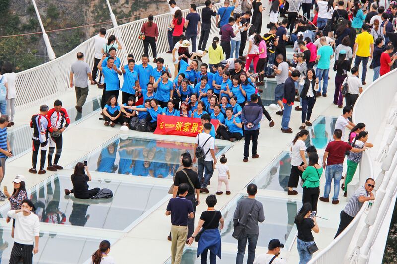 File:10ZhangjiajieLonglensDeckGroupByEric.jpg