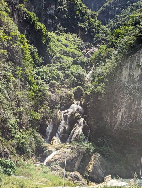 File:BaiguwanWaterfalls.jpg