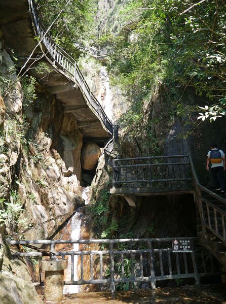 File:LongchuanxiaFootbridgeStairs.JPG