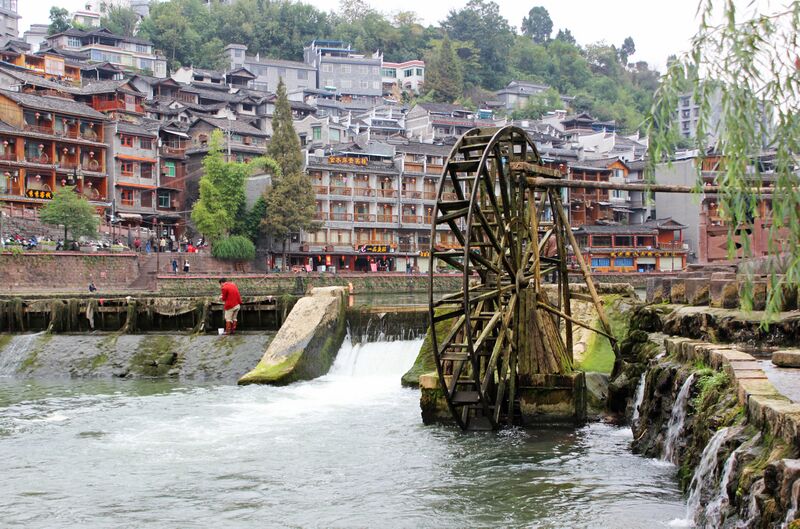 File:104PhoenixTownWaterwheelByBenUsagani copy.jpg