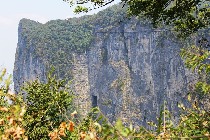 File:TianmenMountainCliffwalkLonglens.jpg