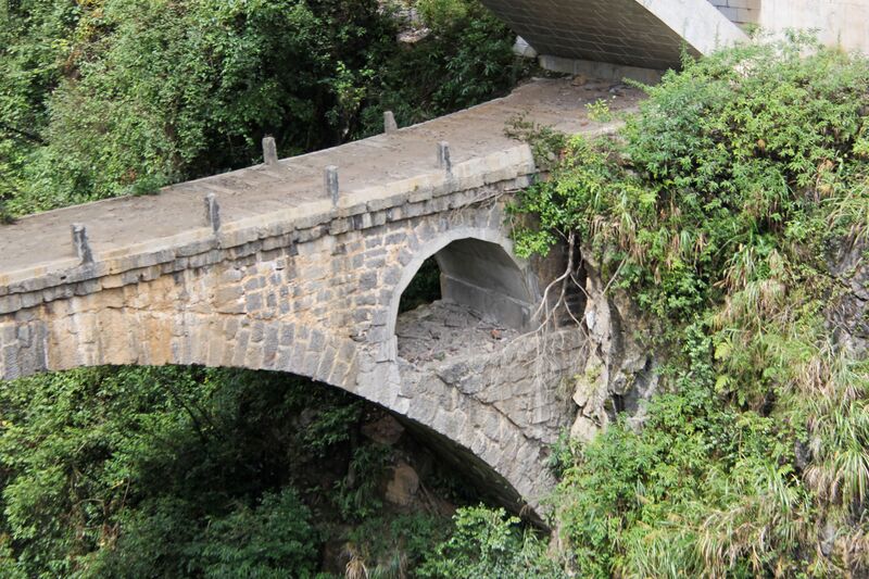 File:TiesuoOldArchLonglens.JPG