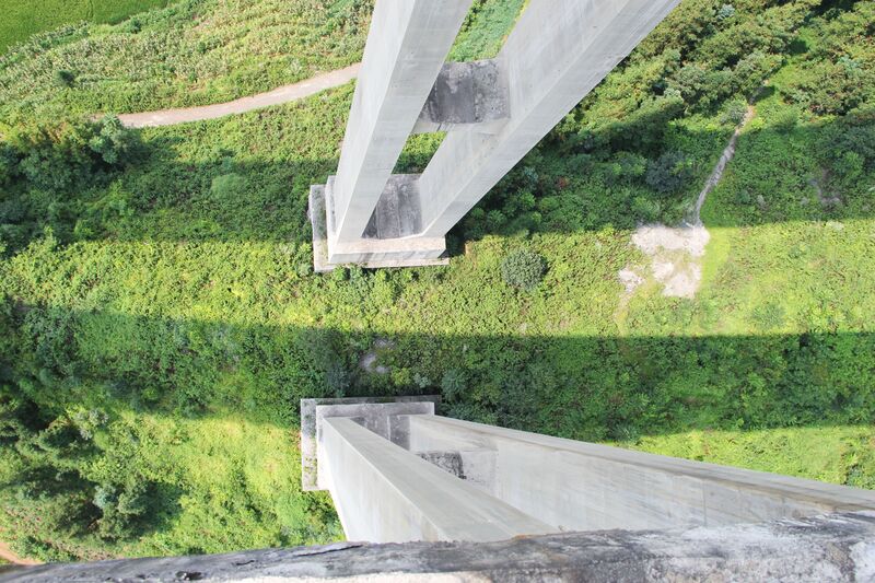 File:BaishuichongPiersStraightDown.jpg