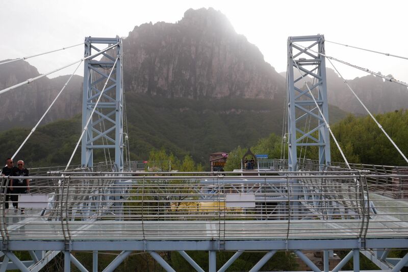 File:Taihang GlassPlatformCenterRailing.JPG